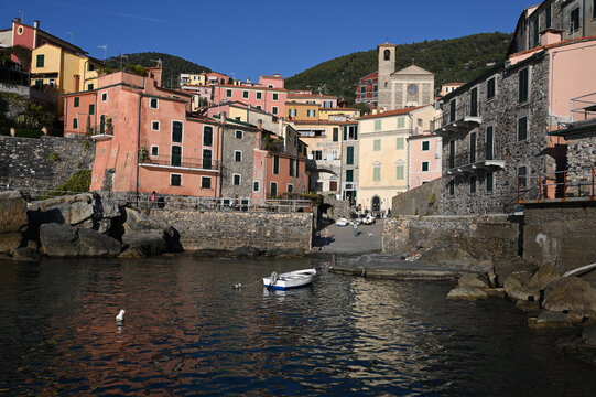 Il borgo di Tellaro visto da mare, case e chiesa tipiche della Liguria