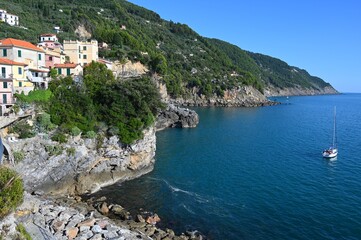 Case di Tellaro sulla costa a picco sul mare