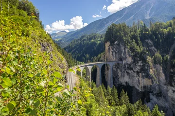 Papier Peint photo Viaduc de Landwasser Viaduc ferroviaire de Landwasser en Suisse dans les Alpes