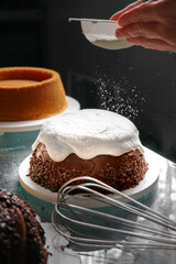Bolo de chocolate com leite caindo