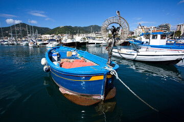 Barco de pescador en el puerto de Salerno contrastando lo antiguo con lo moderno.