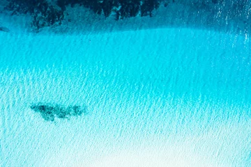 Photo sur Plexiglas Plage de La Pelosa, Sardaigne, Italie Vue d& 39 en haut, superbe vue aérienne sur une mer aux belles nuances de blanc, turquoise et bleu. Fond naturel d& 39 une eau cristalline qui baigne la plage de La Pelosa. Stintino, Sardaigne, Italie.