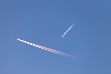 Dwa samoloty mijające się na bezchmurnym niebie. - obrazy, fototapety, plakaty