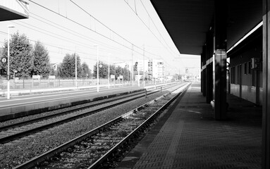 binari della stazione in bianco e nero a Montesilvano