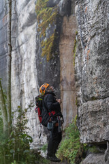 Obraz premium Old man climber on the mountain