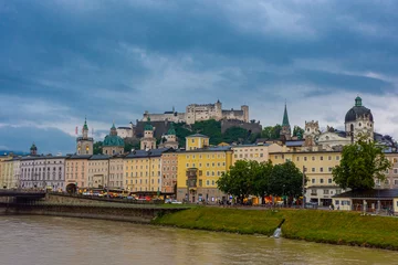Deurstickers SALZBURG, AUSTRIA, 2 AUGUST 2020: Beautiful landscape of the Salzburg Castle and the Salzach River © Stefano Zaccaria
