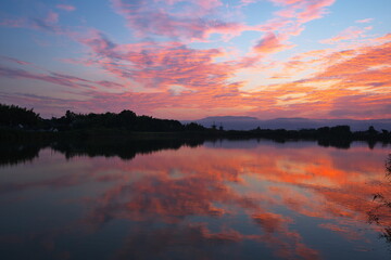 夜と朝の間、輝きだす空