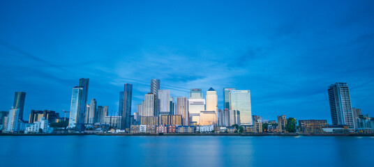 Canary Wharf, financial hub in London at sunrise - obrazy, fototapety, plakaty
