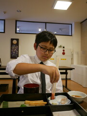 法事で食事する男の子