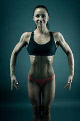 Obraz premium muscular female model posing in studio