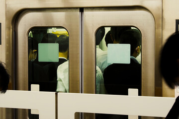 電車のホームドア
