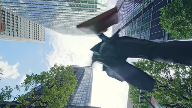 都市を走るビジネスマン