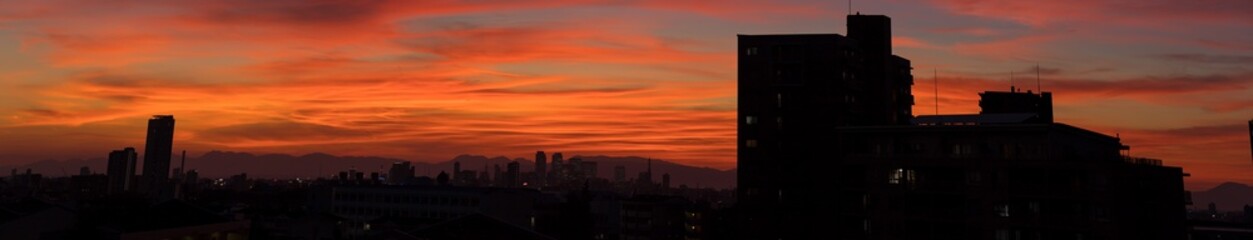 Fototapeta premium 名古屋の夕方の街並みと綺麗な夕焼けのパノラマ写真