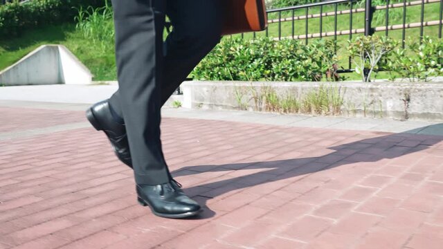 道を歩くビジネスマン