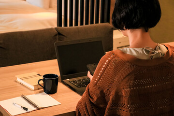 リモートワークするビジネスウーマン