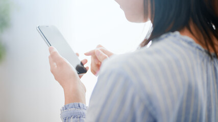 スマートフォンを使う女性