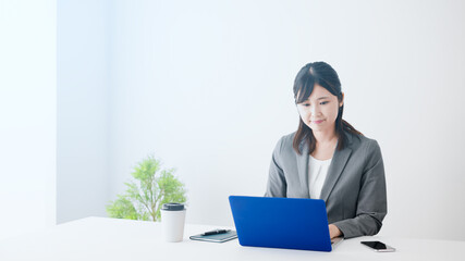 デスクトップを使うビジネスウーマン　イメージ