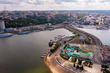 Obraz premium Cityscape of Cheboksary with view of river port and Holy Trinity Orthodox Monastery.