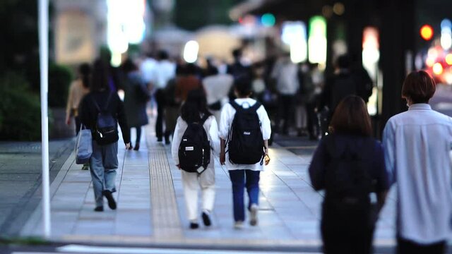 歩く人々の後ろ姿 スローモーション
