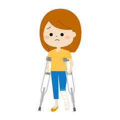 ギプスの片足をあげて松葉杖をついている不安げな女性