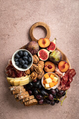 Planche de fruits, noix, fromage et jambon fumé