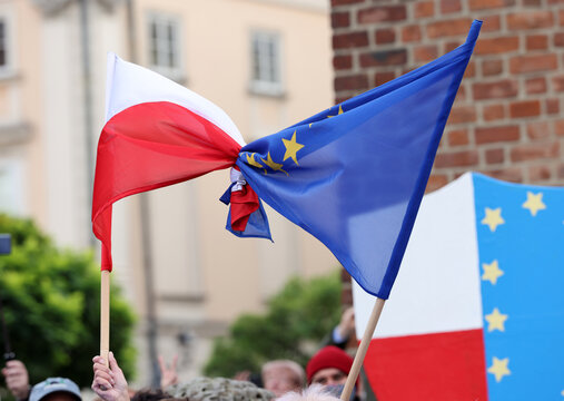 We stay; the government leaves! People protest against the verdict of the Constitutional Tribunal. Many citizens believe that the verdict is a step towards Polexit