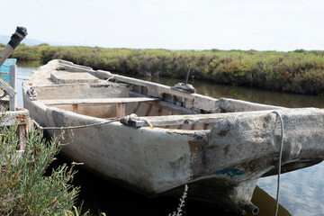 Fototapeta na wymiar Barcas de remos abandonados y amarrados en el parque natural, Delta del Ebro, Tarragona, España