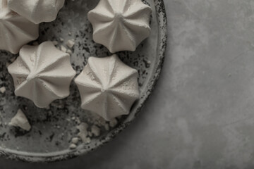 biscuits à la meringue fait maison dans une assiette