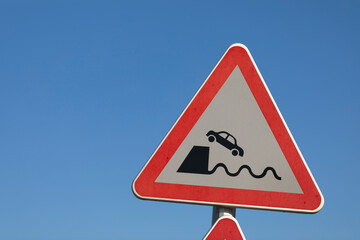 Se&ntilde;al de peligro de ca&iacute;da de veh&ntilde;iculos al agua