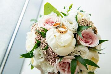 Wedding rings and a bouquet of newlyweds
