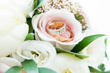 Wedding rings and a bouquet of newlyweds
