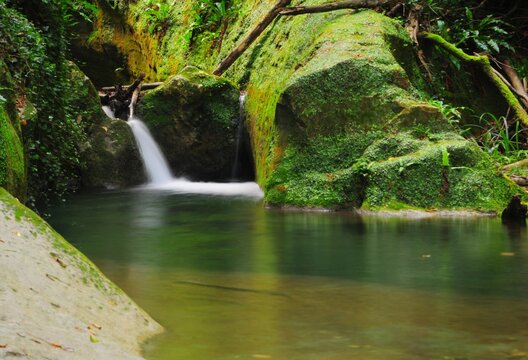 Piccola cascata con effetto seta, Serramonacesca 