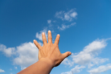 空に手を伸ばす