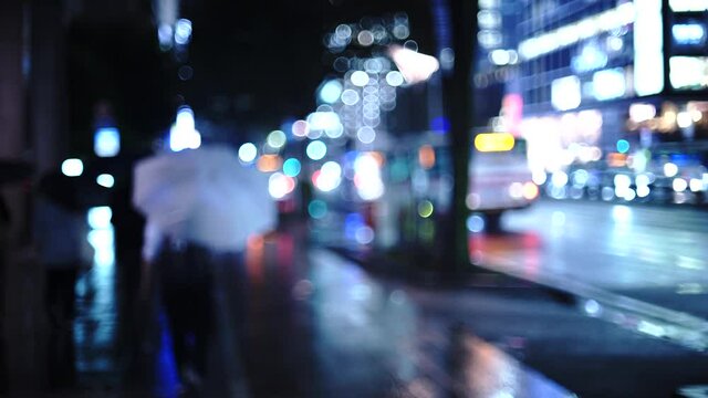 雨が降る夜の街 ぼかしイメージ