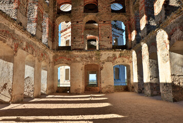 Ruiny Zamku Krzyżtopór w Ujeździe © Wojciech Lisiński