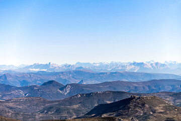Fototapeta na wymiar vue des montagnes au sommet du Mont-Ventoux