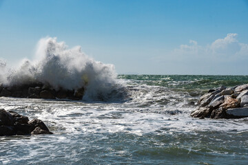 Hohe Wellen im Meer bei Wind