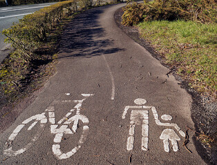 Signalisation piétons et cyclistes peintes sur  la route