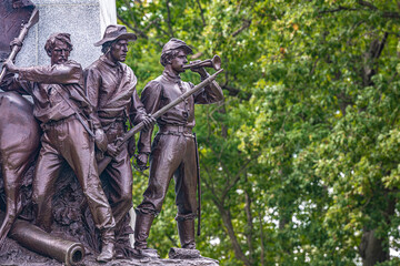 Statue of Civil War soldiers in front of trees during the fall  - obrazy, fototapety, plakaty