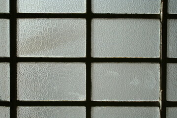 La ventana de hierro con vidrio texturizado inglés forma un diseño abstracto en la habitación de la casa.