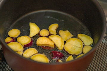 調理中の大学芋