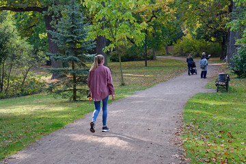 Fototapeta premium spaziergänger im park