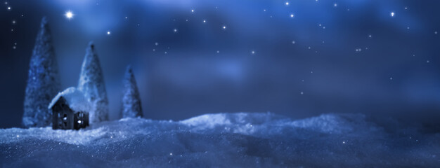 Fototapeta premium weihnachtsabend unterm sternenhimmel, besinnliche atmosphäre in der winter landschaft, dekoration konzept mit tiefschnee in der nacht und textraum