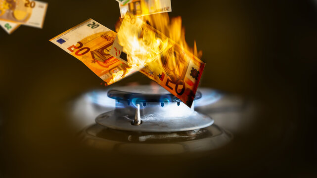 euro geldscheine verbrennen in der Gasflamme, symbolisches Konzept f&uuml;r steigende gaspreise und energiekosten inflation
