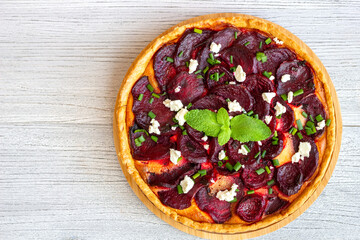 Domowa tarta z buraczkami posypana serem feta