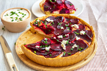 Domowa tarta z buraczkami posypana serem feta