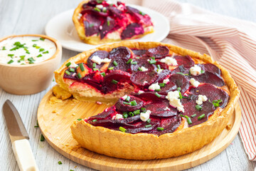 Domowa tarta z buraczkami posypana serem feta
