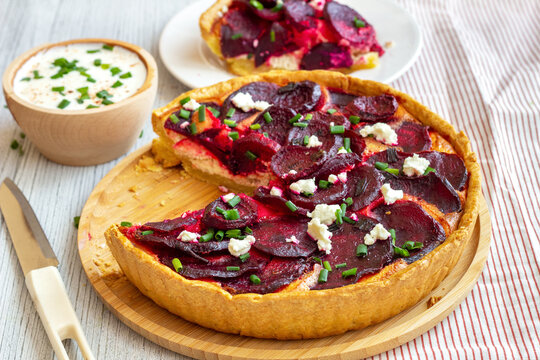 Domowa tarta z buraczkami posypana serem feta