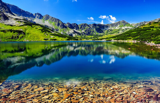 Krajobraz górski, jeziora w otoczeniu gór skalistych. © Mikołaj Rychter