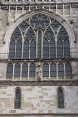Fototapeta na wymiar gotisches Fenster Spitzbogenfenster des Dom von Regenburg Kirchenfenster Gotik Maßwerk